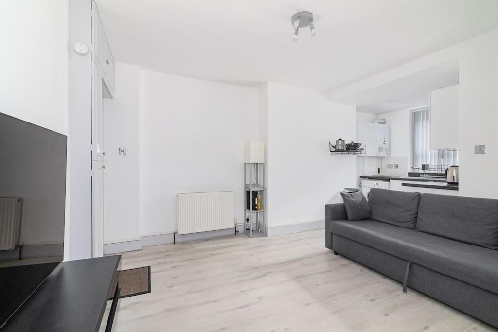 Chiswick Apartment *