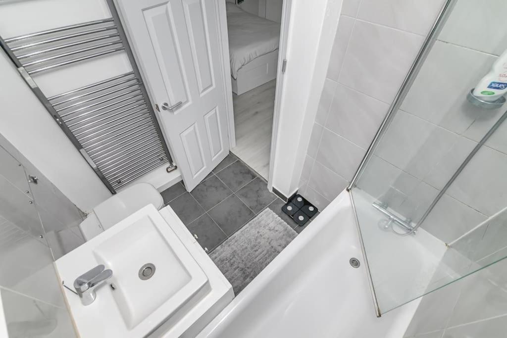 Chiswick Apartment *