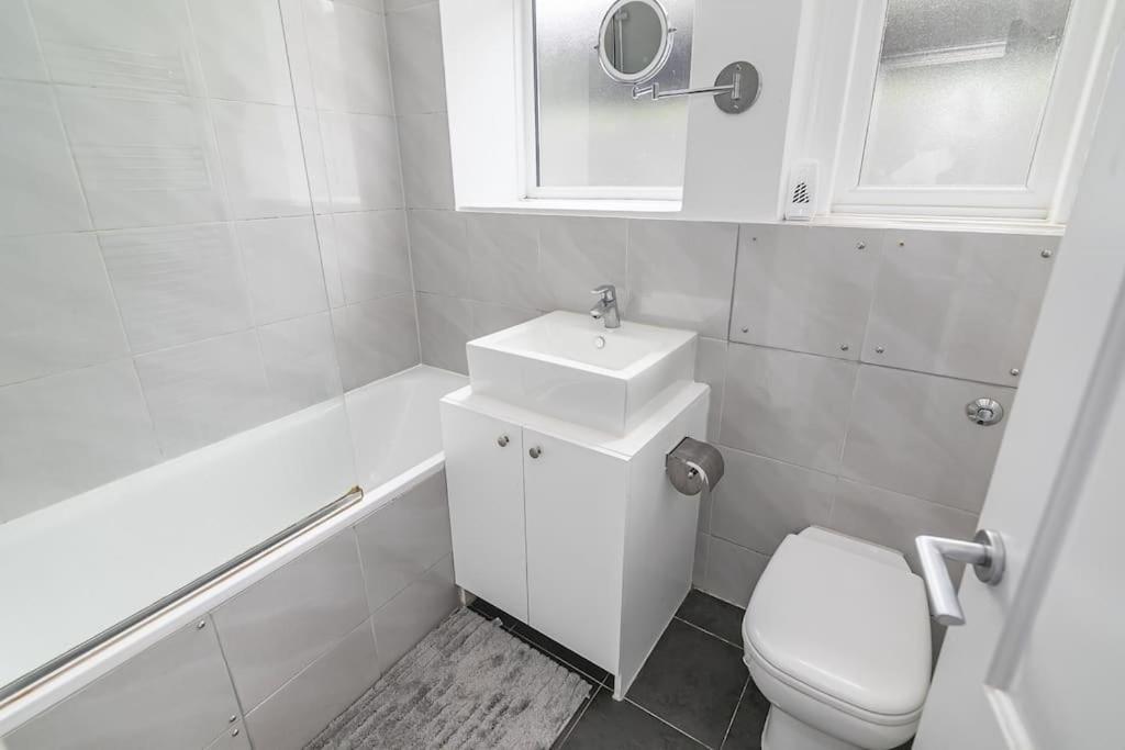Chiswick Apartment *